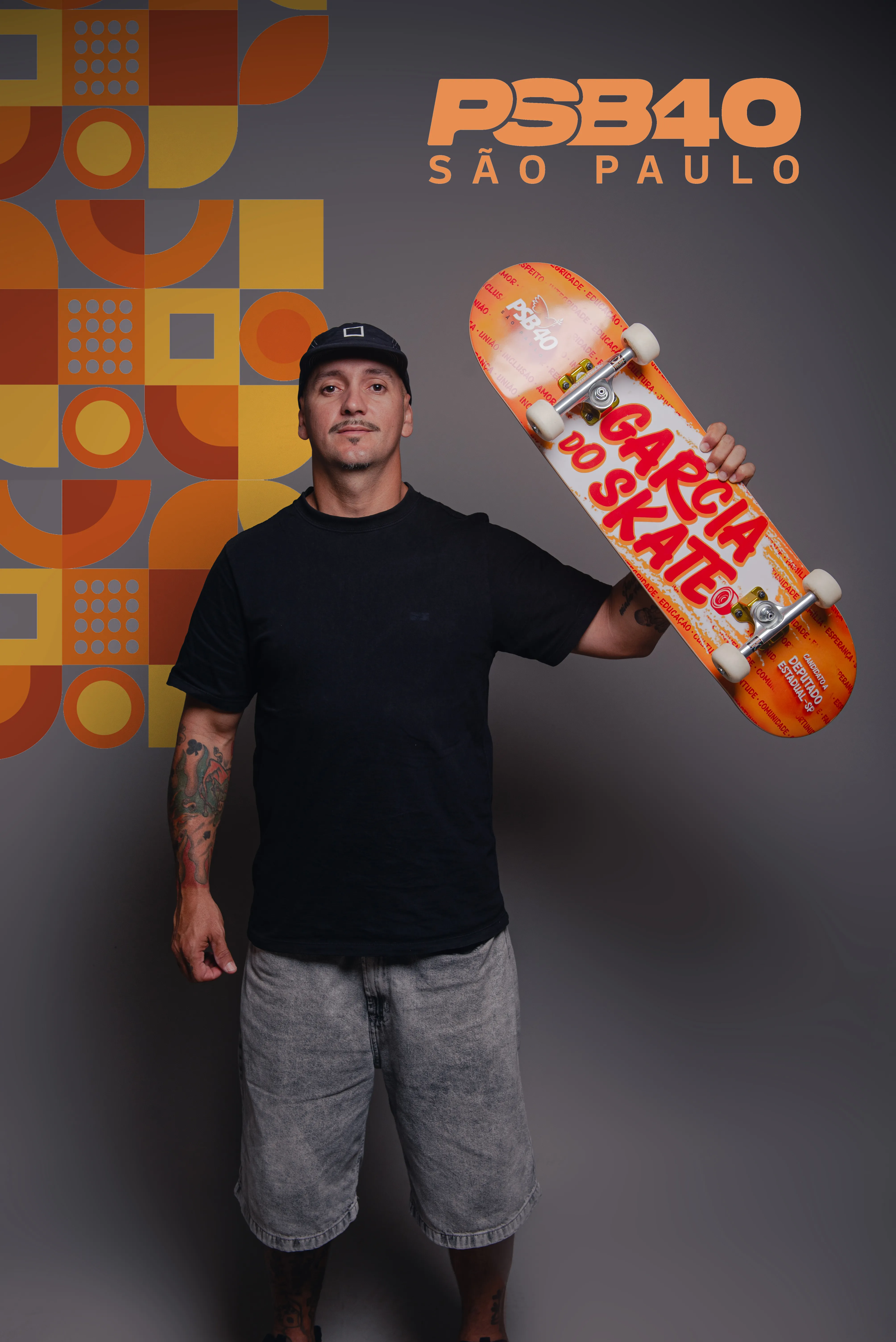 Candidato Garcia segurando um skate na mão